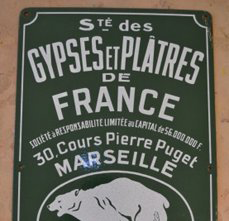 Panneau de la société des Gypses et Plâtres de France - L'Ours Blanc à Marseille, années 1930. Collections du Musée du Plâtre.